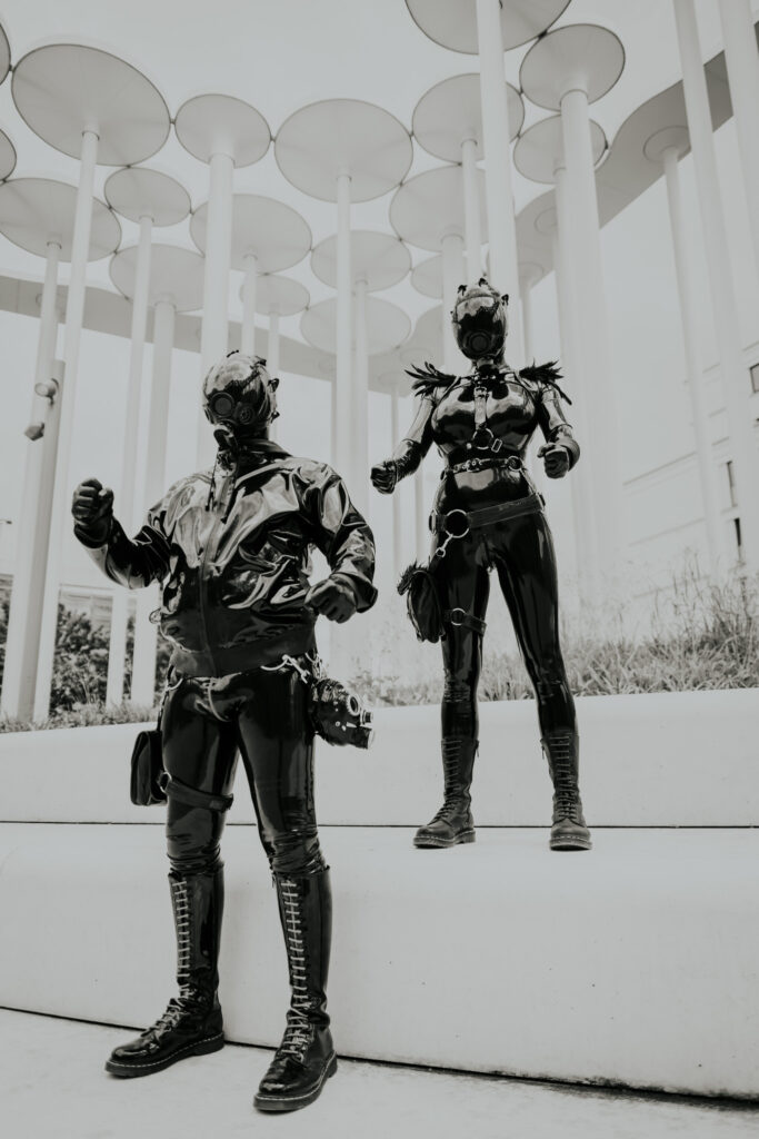 Team Rubber – Latex-Paar in heller Architektur