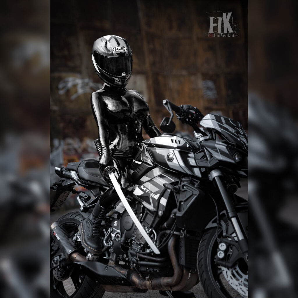 Team Rubber – Latex-Fotografie mit Motorrad