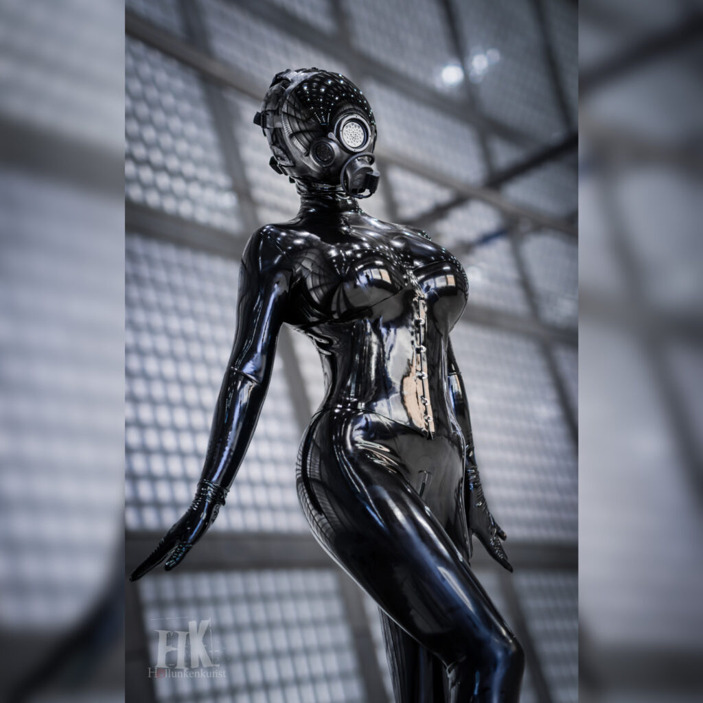 Latex-Porträt mit Gasmaske